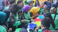 Acara pembukaan semakin seru karena adanya lomba kupas pisang. Perlombaan ini diikuti oleh 10 orang driver ojol. Karena pisangnya belum matang dan keras, ada yang mengupasnya dengan tangan hingga mulut.  Foto: dok. detikFood