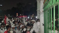 Foto: Pantauan detikcom di pintu Monas Timur, Jakarta Pusat, Sabtu (1/12/2018) pukul 22.10 WIB, pintu utama tampak ditutup. Hanya pintu kecil yang terbuka. (Farih-detikcom)