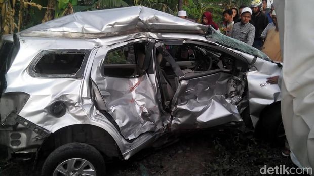 Mobil terseret KA Sri Tanjung 10 meter/