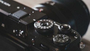 Berbeda dengan pendahulunya, GFX 50R memiliki rancang body rangefinder, yang bentuknya persegi panjang dengan jendela bidik di samping kiri atas kamera. Foto: Sina Mobile