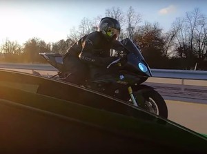 Ada-ada Saja, McLaren 720S VS BMW S1000RR