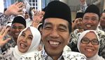 Momen Ceria Jokowi Selfie Bareng Guru di Ultah ke-73 PGRI