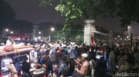 Foto: Akibatnya, massa menumpuk di pintu timur untuk anter masuk. Sebab, pintu itu juga menjadi akses orang dari dalam Monas untuk keluar. (Farih-detikcom)