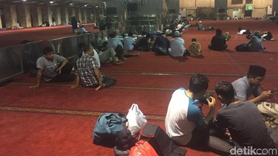 Ramainya Istiqlal di Malam Jelang Reuni 212