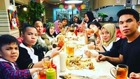 Makan seafood, kepiting, hingga ikan langsung di atas meja menjadi pilihan Thariq dan seluruh anggota keluarga Gen Halilintar. Tak lupa Thariq memesan teh manis hangat setelah makan aneka seafood. Foto: Instagram @thariqhalilintar