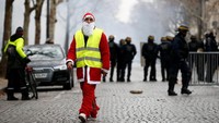 Seorang pendemo tampak memakai baju santa claus. REUTERS/Stephane Mahe.