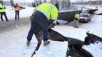 Petugas sudah tiba di lokasi untuk melakukan penanganan pasca gempa 7.0 di Anchorage, Alaska. (dok. Reuters)