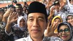 Momen Ceria Jokowi Selfie Bareng Guru di Ultah ke-73 PGRI