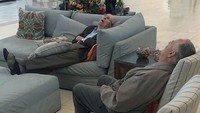 Dua pria ini kompak tidur di bangku lokasi belanja. Istimewa/Boredpanda.