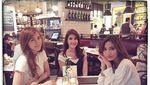 Pose Seksi Louise Anastasya Kala Sarapan dan Cicip Buah Segar