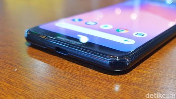Bagian bawah terdapat port USB Type C. Foto: Adi Fida Rahman/detikINET