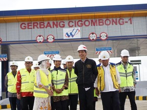 Pakai Jaket Bomber, Jokowi Resmikan Tol Bocimi