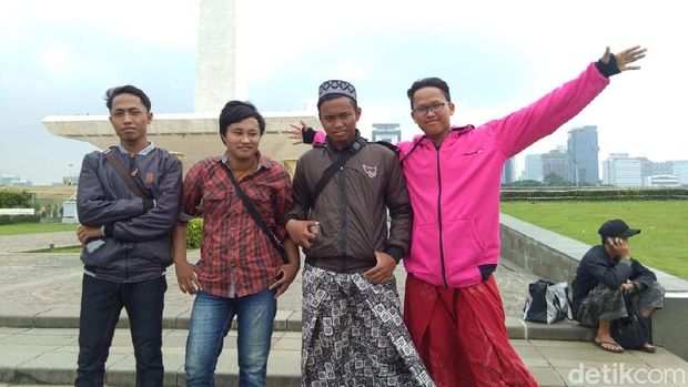 Peserta Reuni 212, Firman (pakai peci) dan Samsul (baju kotak-kotak) di Monas.