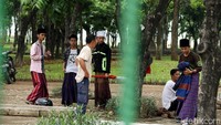 Di antaranya para santri ini. Mereka tampak memakai sarung dan beraktivitas di Monas.