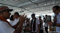 Setelah itu, mereka melihat dek atas sambil menikmati penampilan live music (Shinta/detikTravel)