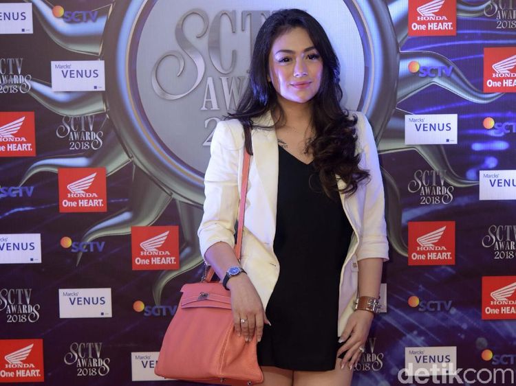 Gaya Seksi Celine Evangelista dengan Gaun Mini