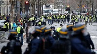 Kelompok pengunjuk rasa disebut sebagai gilets jaunes atau rompi kuning karena mereka mengenakan rompi kuning cerah, yang oleh peraturan Prancis diharuskan ada di setiap kendaraan. (Foto: Reuters)