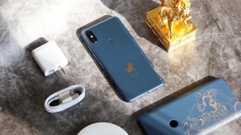 Selain patung, diberikan pula case khusus, kabel data, charger dan perangkat wireless charger. Foto: Sina Mobile