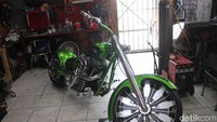 Aliran American Chopper sudah jadi makanan sehari-hari bengkel Custom Concept Industries, Palmerah Barat, Jakarta Pusat. Salah satu karyanya yang baru jadi belum lama ini adalah Chopper hijau yang punya nama Go Green. Foto: Rifkianto Nugroho/detikOto
