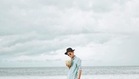 Pantai sepertinya jadi tujuan liburan favoritnya. Sambil santai di pantai, Harival selalu memilih kelapa muda sebagai teman santainya.  Foto: Instagram @harivalzayuka