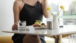 Pose Seksi Louise Anastasya Kala Sarapan dan Cicip Buah Segar