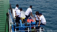 Gubernur NTT Viktor Laiskodat juga meninjau berbagai sudut KMP Komodo (Shinta/detikTravel)