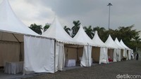 Foto: Selain itu, deretan tenda putih didirikan di belakangnya. (Lisye-detikcom)