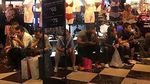 Bosannya Pria Menunggu Pasangan Belanja, Kamu yang Mana?