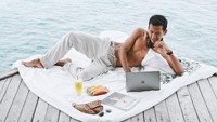 Siapa yang bisa menolak kalau kerja di tempat seperti ini. Sambil makan buah dan jus segar ditemani semilir angin laut yang menenangkan.  Foto: Instagram @harivalzayuka