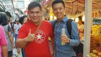  Wah ternyata Vincent juga sudah punya fans loh. Ini saat dirinya jalan-jalan ke Bangkok. Foto: Instagram @vincentraditya