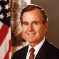 Mantan presiden Amerika Serikat George H. W. bush pun pernah tersandung kasus pelecehan seksual. Dua wanita mengklaim Bush pernah meremas tubuh mereka saat bertemu dengan pria 93 tahun tersebut. Bush tak menampik tuduhan tersebut dan meminta maaf lewat juru bicaranya. Foto: Getty Images