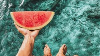Summer is more fun with watermelon, tulis Harival. Hayo lebih segar melonnya atau air laut yang terlihat biru jernih ini? Foto: Instagram @harivalzayuka