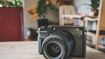 Kinerja elektronik kamera yang ada di Fujifilm GFX 50R ini termasuk canggih, yaitu layar berukuran 3.2 inci dengan resolusi sangat tinggi 2.3 juta titik. Foto: Sina Mobile
