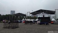 Foto: Tampak petugas sedang bekerja di panggung. (Lisye-detikcom)