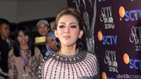 Syahrini menghadiri SCTV Awards 2018 di kawasan Jakarta Barat, Jumat (30/11). Sang penyanyi tampil sangat anggun.  Foto: (Noel/detikHOT)