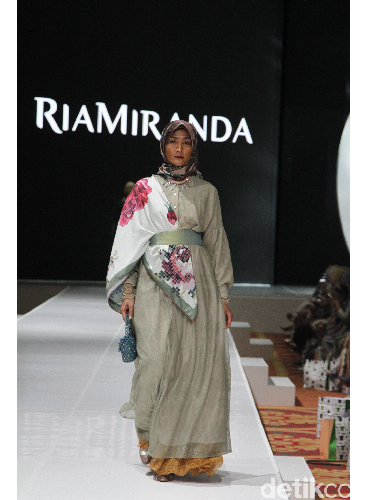 Cerita Pelanggan Setia Ria Miranda, Koleksi Bajunya Hingga 200 Buah