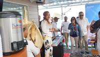 Beberapa peserta peresmian juga ikut bernyanyi, seperti kru PT ASDP, perwakilan Kemenhub NTT, hingga wartawan yang hadir (Shinta/detikTravel)