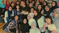  Rayakan ulang tahun dengan para penggemarnya. Thariq dapatkan kejutan manis, berupa cake bernuansa putih yang membuat perayaan ulang tahunnya semakin seru. Foto: Instagram @thariqhalilintar