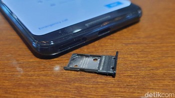 Di samping port USB Type C, terdapat slot nano SIM Card. Foto: Adi Fida Rahman/detikINET