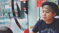 Lagi-lagi Meira membagi momen serunya menyuapi anak makan. Dengan pakaian santai seperti ini Meira sukses memghadirkan sosok ibu gaul. Foto: Instagram @meiranastasia