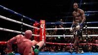 Tyson Fury sempat terjatuh setelah menerima pukulan bertubi-tubi tapi dia tetap bisa bangkit dan melanjutkan pertarungan. Reuters/Andrew Couldridge.