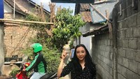 Nggak hanya makan di restoran, Renny mengajak Kianna makan di rumah makan. Kali ini mangut lele buatan Mbah Marto di Jogja. Foto: Instagram rennysutiyoso