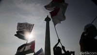 Bendera merah putih, tauhid, dan Palestina terus berkibar di lokasi reuni.