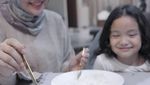 Pose Cantik Desainer Busana Muslim Ria Miranda Saat Ngopi dan Makan Kue