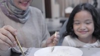 Tak hanya penyuka kafein, Ria Miranda juga menyukai sajian tradisional. Salah satunya, soto ayam. Foto: Instagram riamiranda