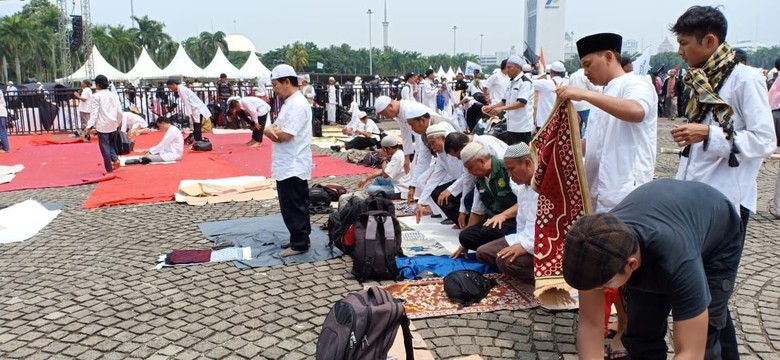 Salat Zuhur di Area Monas, Massa Reuni 212 Wudu Pakai Air Mineral Salat Zuhur di Area Monas, Massa Reuni 212 Wudu Pakai Air Mineral