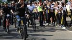 Foto: Prabowo Hadiri Reuni 212 di Monas, Jokowi Pilih Bersepeda Santai