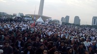 Para peserta terlihat duduk dengan tertib. Mereka terlihat mendengarkan dan ikut melantunkan selawat serta doa yang dipimpin oleh tokoh-tokoh di panggung. (Foto: Muhammad Fida/detikcom)