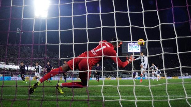 Cristiano Ronaldo mencetak gol penalti ke gawang Fiorentina. (