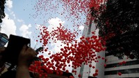 Sesaat setelah balon-balon diterbangkan. (REUTERS/Nacho Doce) 